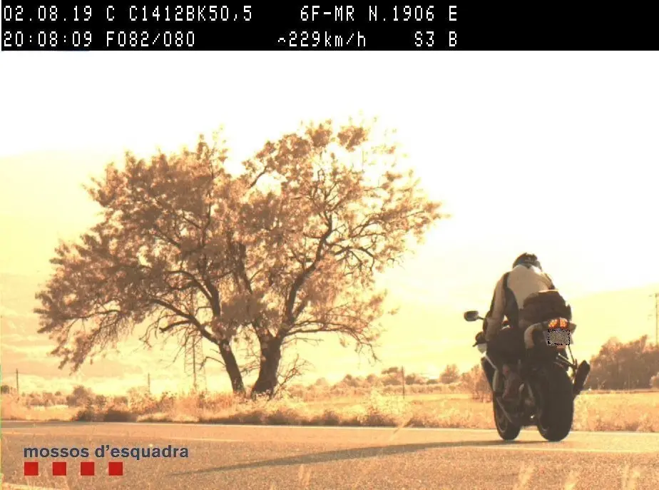 Pla de detall de la motocicleta que va circular a 229 km/h en un tram on la m&agrave;xima velocitat permesa &eacute;s de 90 km/h, al seu pas per Isona i Conca Dell&agrave; (Pallars Juss&agrave;). Imatge facilitada pels Mossos d'Esquadra el 5 d'agost de 2019 (Horitzontal).