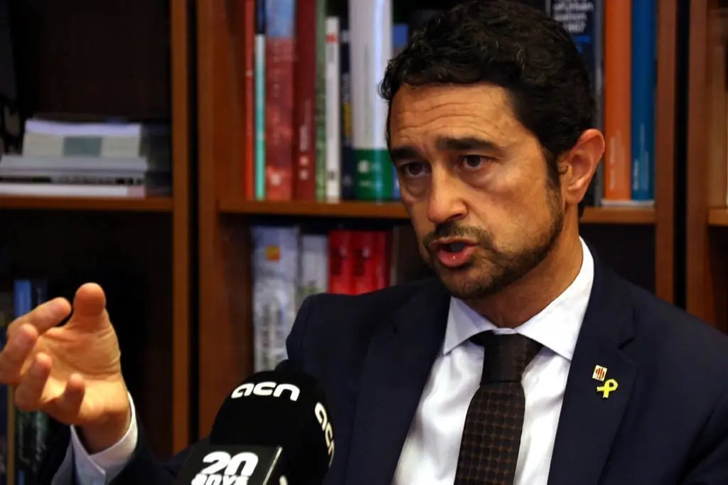 Primer pla del conseller de Territori i Sostenibilitat, Dami&radic;&dagger; Calvet, durant una entrevista amb l'ACN, l'1 d'agost del 2019 (horitzontal)