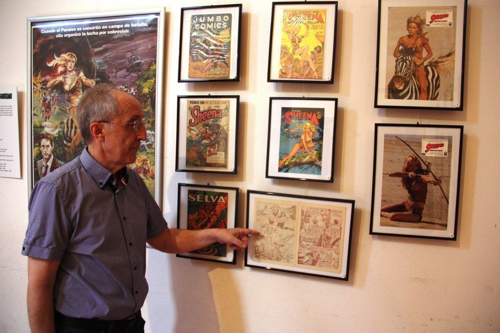 Pla mitjà del cinèfil i col·leccionista Josep Benavent assenyant un dels còmics en 3D de l'exposició 'Herois i superherois'. Imatge del 6 d'agost de 2019 (Horitzontal).