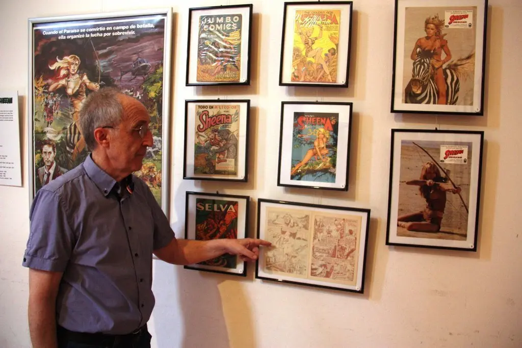 Pla mitj&agrave; del cin&egrave;fil i col&middot;leccionista Josep Benavent assenyant un dels c&ograve;mics en 3D de l'exposici&oacute; 'Herois i superherois'. Imatge del 6 d'agost de 2019 (Horitzontal).
