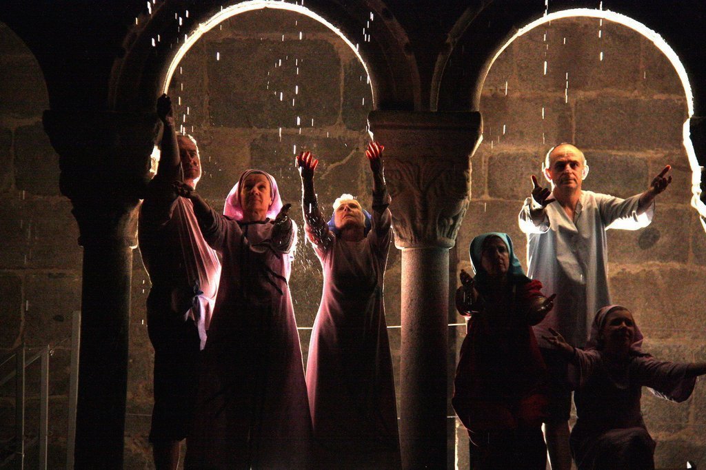 Pla general on es veuen diversos actors del Retaule de Sant Ermengol de la Seu d'Urgell representant el quadre en el què el Sant els proporciona l'aigua que demanaven. Imatge del 5 d'agost de 2019 (Horitzontal).