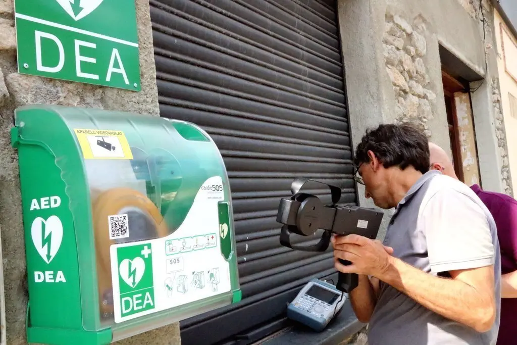 Un t&egrave;cnic del Centre de Telecomunicacions i Tecnologies de la Informaci&oacute; al costat del DEA que actuava com a inhibidor de freq&uuml;&egrave;ncies a Sort. Imatge del 6 d'agost del 2019. (horitzontal)