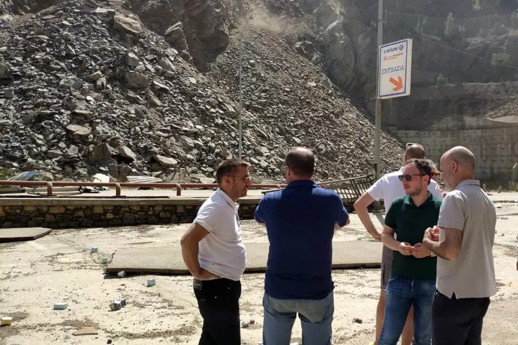 Pla general de les roques despreses de la muntanya a tocar de la CG-1, a l'acc&radic;&copy;s a Andorra des de Catalunya. Imatge del 10 d'agost del 2019 (horitzontal)