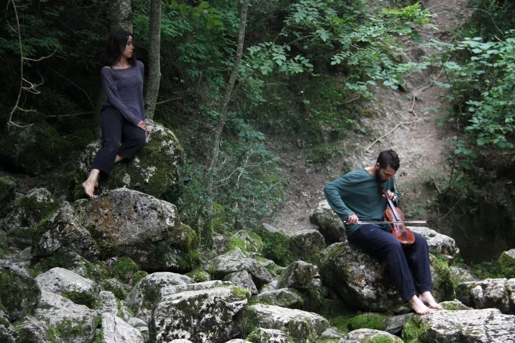 Pla general de l'Ivan Garriga i la Montse &Agrave;lvarez, dos dels integrants de la formaci&oacute; Aiga, durant el seu espectacle a la Fou de Bor, dins el Festival Trama de Bellver de Cerdanya, l'11 d'agost de 2019 (Horitzontal).