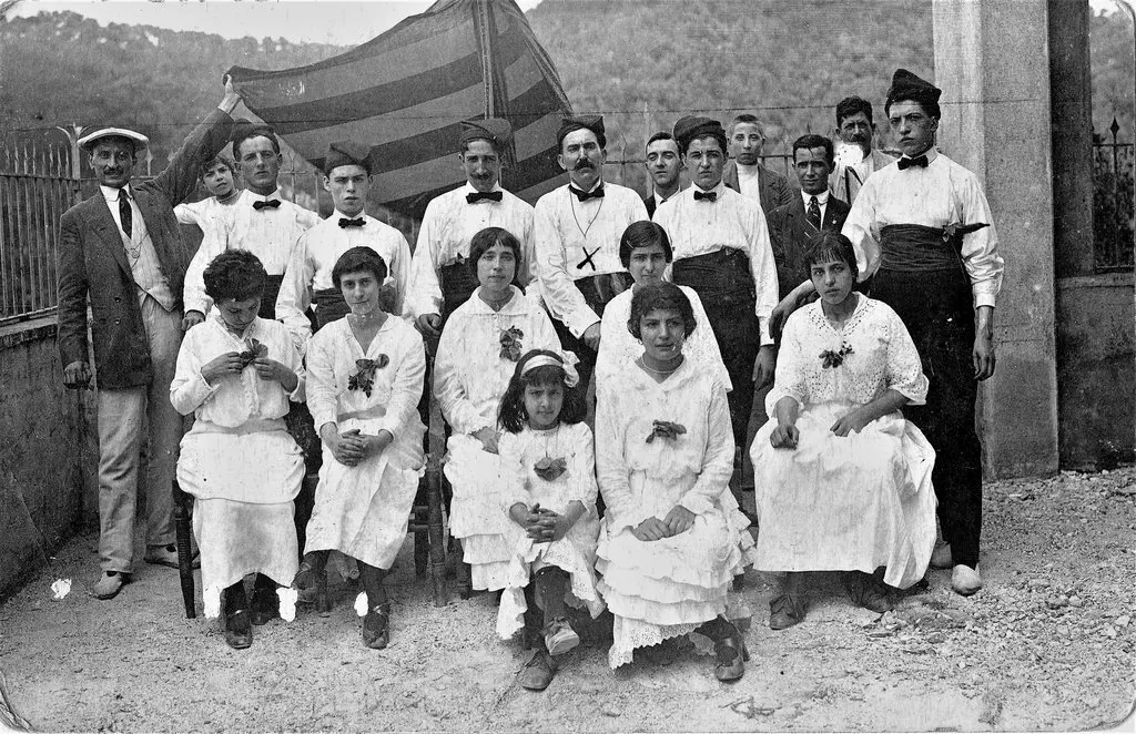 El folklorista pallar&egrave;s Enric Vigo amb un grup de dansaires. (horitzontal)