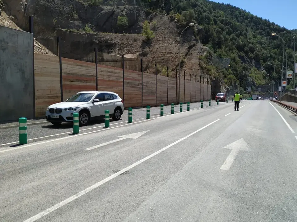 Vehicles circulant per la carretera CG-1 d'acc&eacute;s a Andorra des de la Seu d'Urgell, sota el mur de contenci&oacute; que s'ha aixecat per contenir nous despreniments. Imatge del 14 d'agost del 2019. (Horitzontal) 