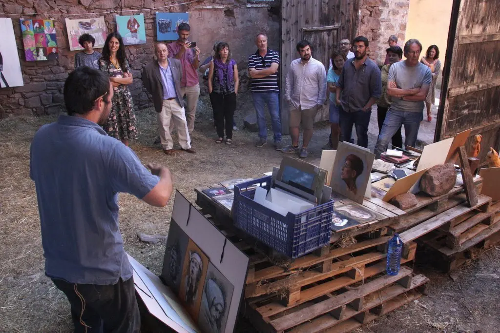 Pla general de la visita institucional a la Fira d'arts SIARTB de Vilamur, encap&ccedil;alada per l'alcalde de Soriguera (Pallars Sobir&agrave;), Josep Ramon Fondevilla, el 16 d'agost de 2019 (Horitzontal).