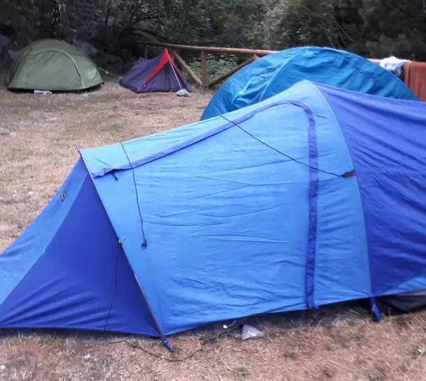 Imatge de diverses tendes de campanya localitzades aquest agost pels Agents Rurals al parc nacional d'Aig&radic;&ordm;estortes i estany de Sant Maurici. (Vertical)