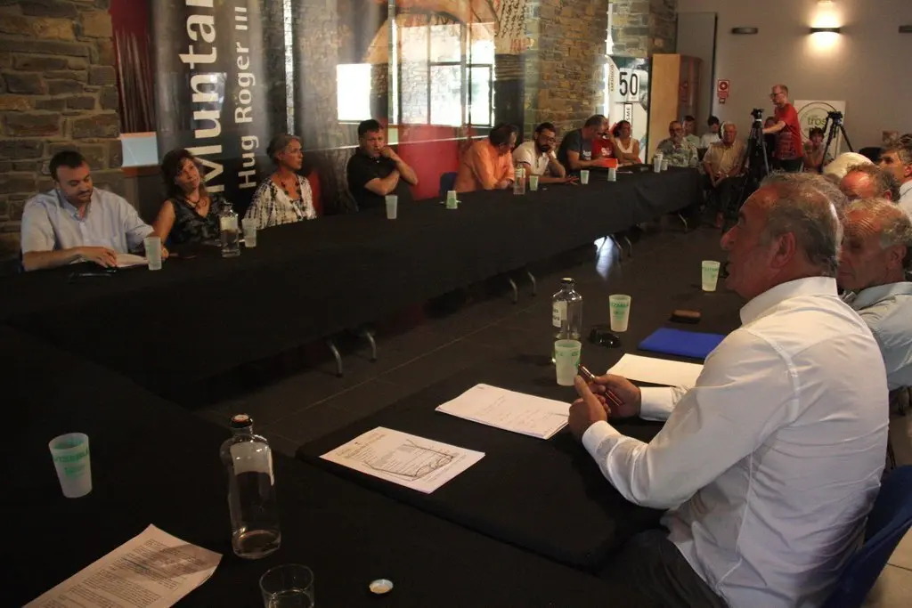 Pla general on es veu al nou president del Consell Comarcal del Pallars Sobir&agrave;, Carles Is&uacute;s, a la dreta, durant la seva intervenci&oacute; despr&eacute;s d'aprovar-se la moci&oacute; de censura contra Gerard Sabarich, a l'esquerra, el 19 d'agost de 2019 (Horitzontal).