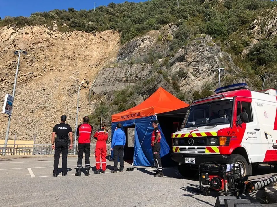 T&radic;&reg;cnics andorrans observant la zona afectada per l'esllavissada, el 21 d&not;&deg;agost del 2019. (Horitzontal)