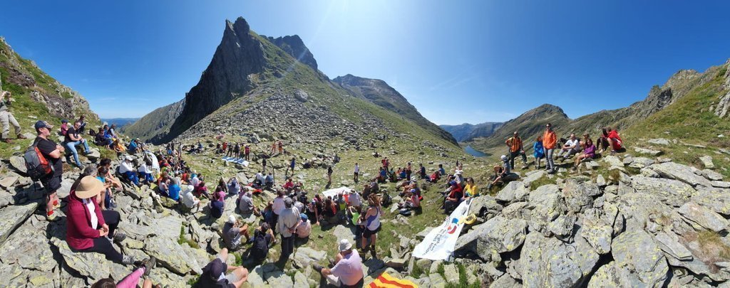 Pla general del port de Tavascan on es veuen els participants a la trobada transfronterera coorganitzada pel Parc Natural de l'Alt Pirineu i el de l'Arieja. Imatge facilitada pel Departament de Territori el 23 d'agost de 2019 (Horitzontal).