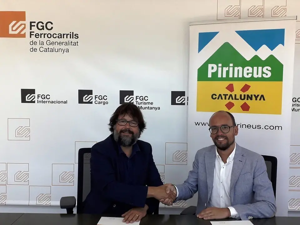 Pla mitj&radic;&dagger; del president d'FGC, Ricard Font, i el director de l'ACT, David Font, signant el conveni de col&not;&sum;laboraci&radic;&ge; vinculat a la marca Pirineus. Imatge facilitada pel Departament d'Economia i Coneixement el 26 d'agost de 2019 (Horitzontal).