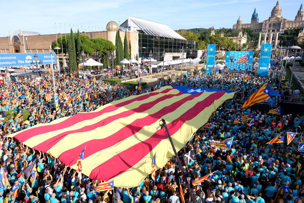 Acte final de la manifestaci√≥ de la Diada a Pla√ßa d'Espanya organitzat per l'ANC amb una estelada gegant desplegada, l'11 de setembre del 2019 (horitzontal).