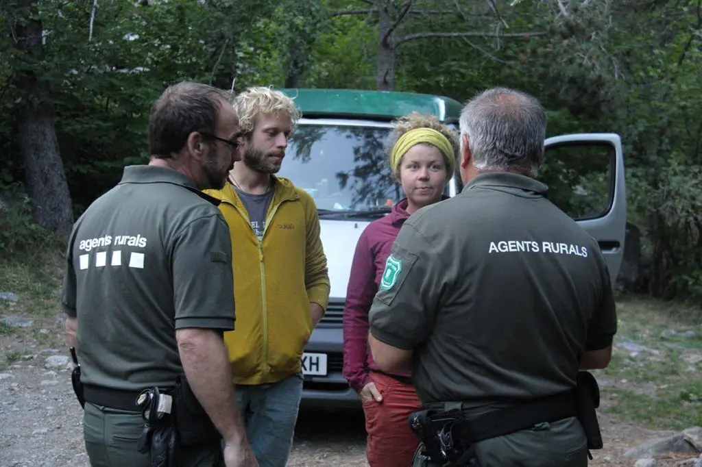 Pla mitj&radic;&dagger; d'efectius dels Agents Rurals informant a dos visitants del Parc Nacional d'Aig&radic;&ordm;estortes, amb la seva furgoneta al darrere, que no poden passar la nit dins l'espai natural, el 6 de setembre de 2019 (Horitzontal).