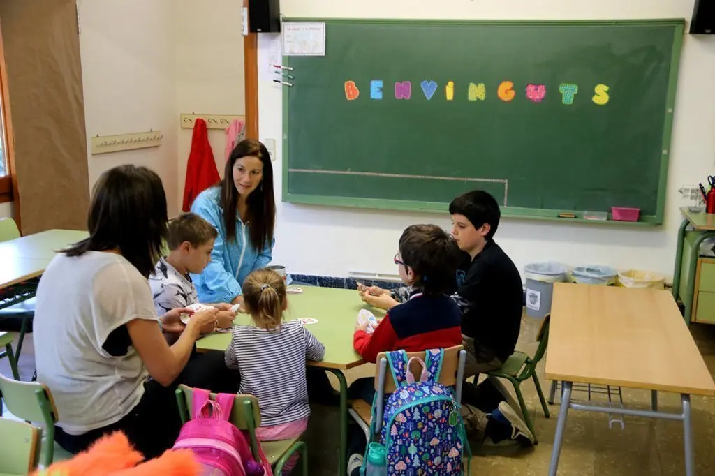 Els alumnes de l'escola de T&radic;&ne;rvia, al Pallars Sobir&radic;&dagger;, a l'aula amb la directora del centre i la professora d'angl&radic;&reg;s. Imatge del 12 de setembre del 2019. (horitzontal)