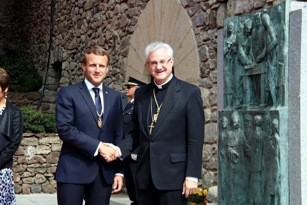 Salutaci&radic;&ge; entre el copr&radic;&ne;ncep d'Andorra, Emmanuel Macron i el copr&radic;&ne;ncep episcopal Joan Enric Vives el 13 de setembre del 2019. (horitzontal)