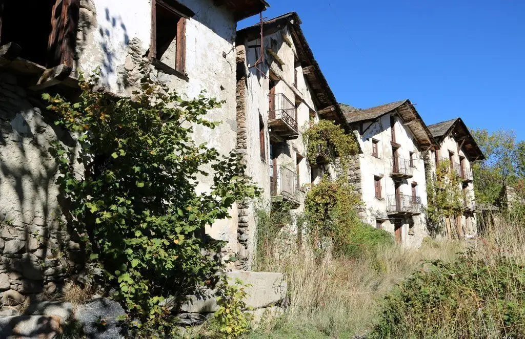 Imatge del carrer principal del poble d'&radic;&Auml;rreu, al Pallars Sobir&radic;&dagger;, el 22 d'octubre del 2018. (horitzontal)