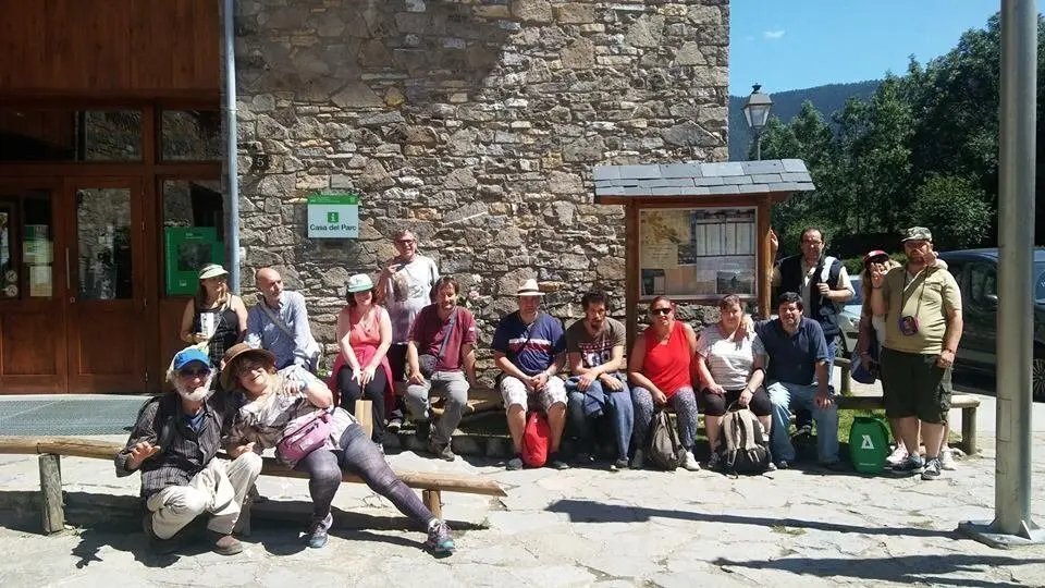 Imatge d'una sortida dels usuaris de Salut Mental Pallars al Parc Nacional d'Aig&uuml;estortes. (horitzontal)