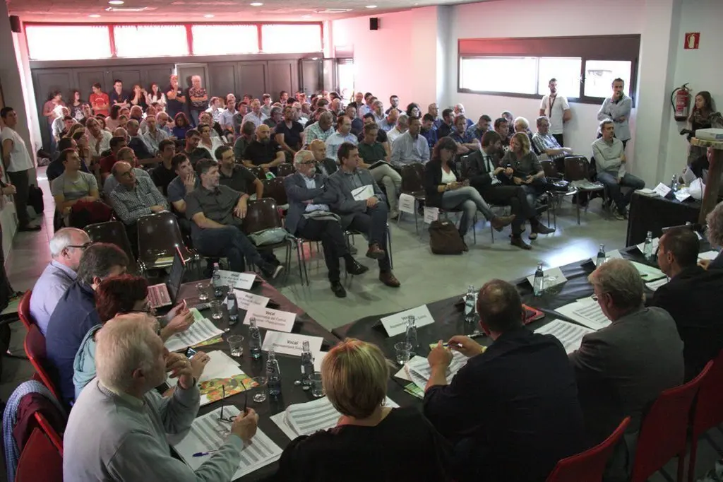 Pla general d'un moment de la subhasta de fusta de boscos p&radic;&int;blics de Catalunya a Montferrer i Castellb&radic;&le; on es veu a la consellera d'Agricultura, Teresa Jord&radic;&dagger;, asseguda entre els assistents. Imatge del 10 d'octubre de 2019 (Horitzontal).