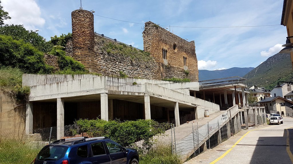 Imatge de l'estructura a mig construir de l'edifici de la futura biblioteca de Sort, sota el castell Comtes de Pallars. Imatge del 16 de maig del 2017. (horitzontal)