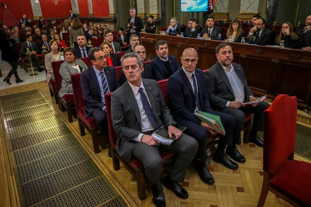 GRAF5715. MADRID, 12/02/2019.- Los doce l&Igrave;deres independentistas acusados por el proceso soberanista catal&middot;n que deriv&Ucirc; en la celebraci&Ucirc;n del 1-O y la declaraci&Ucirc;n unilateral de independencia de Catalu&Ograve;a (DUI), en el banquillo del Tribunal Supremo al inicio del juicio del "proc&Egrave;s". En la imagen de izda. a dcha. en el ˙ltimo banco la exconsejera de Gobernaci&Ucirc;n Meritxell Borr&middot;s (i); el exconsejero de Empresa de la Generalitat Santiago Vila (c) y el exconsejero de Justicia Carles Mund&Ucirc; (d). Segundo banco, la exconsejera de Trabajo Dolors Bassa (i); la expresidenta del Parlament Carmen Forcadell (c) y el presidente de &rdquo;mnium Cultural, Jordi Cuixart (d); Tercer banco el exconsejero de Territorio y Sostenibilidad Josep Rull (i); el exconsejero de Presidencia Jordi Turull (c) y el presidente de de la Asamblea Nacional Catalana, Jordi S&middot;nchez (d). Primer banco, el exconsejero de Interior Joaquim Form (i); expresidente de la Generalitat Ra&cedil;l Romeva (c) y el expresidente de la Generalitat Oriol Junquera (d). EFE/Emilio Naranjo ***POOL***
