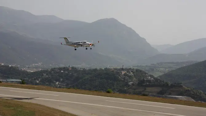 Pla general de l'avi&oacute; de verificaci&oacute; de vol aproximant-se a la pista d'aterratge de l'aeroport d'Andorra - la Seu d'Urgell mentre es comprova el funcionament del sistema d'aproximaci&oacute; instrumental amb GPS, el 17 de setembre de 2019 (Horitzontal).