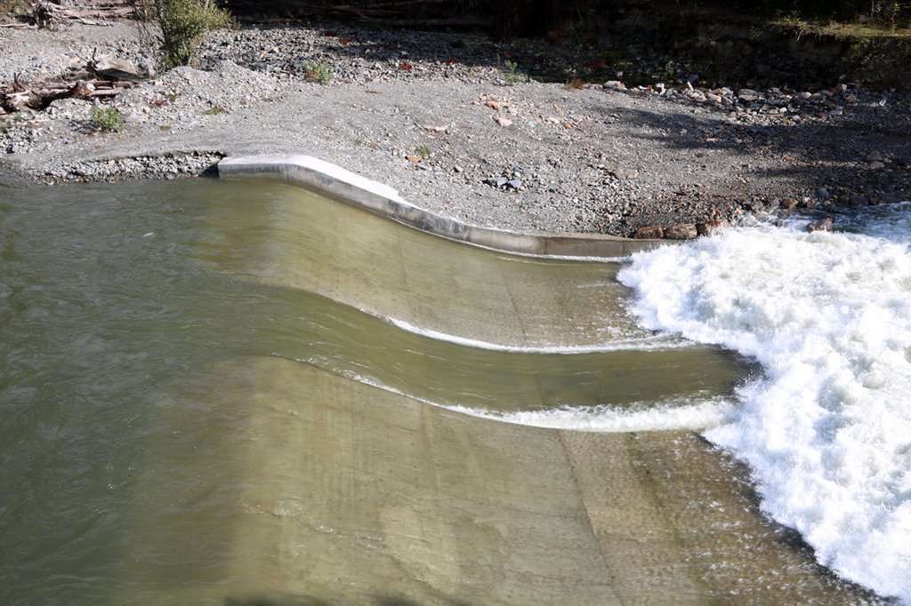 Pla general del pas de la presa de l'Hostalet, al riu Noguera Pallaresa al seu pas pel Pallars Sobir√†, entre Sort i Rialp, el 24 d'octubre del 2019. (horitzontal)