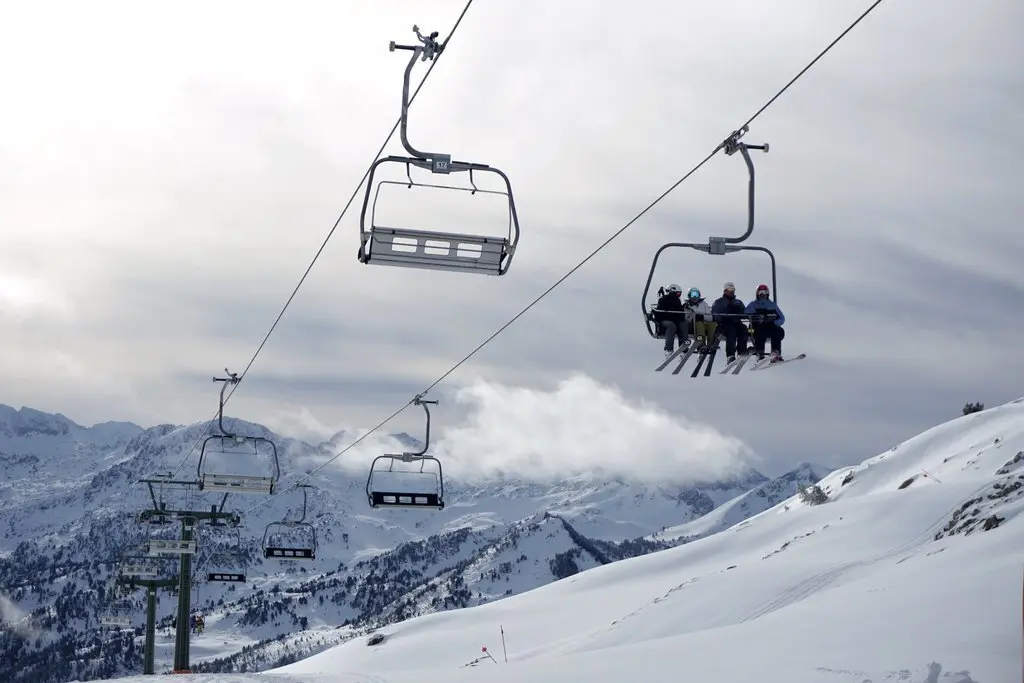 Pla general d'esquiadors pujant amb un telecadira a l'estaci&oacute; aranesa de Baqueira Beret. (horitzontal)