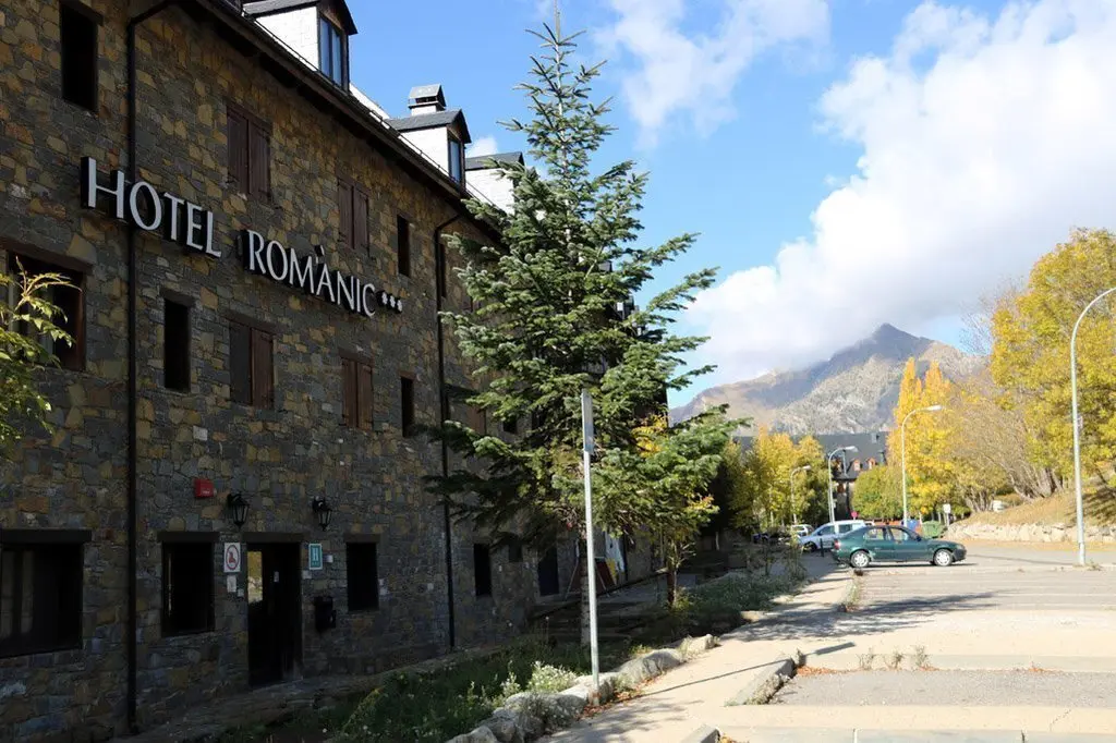 Pla general d'un dels hotels del Resort del Pla de l'Ermita, a l'Alta Ribagor&radic;&szlig;a. Imatge del 30 d'octubre del 2019. (horitzontal)