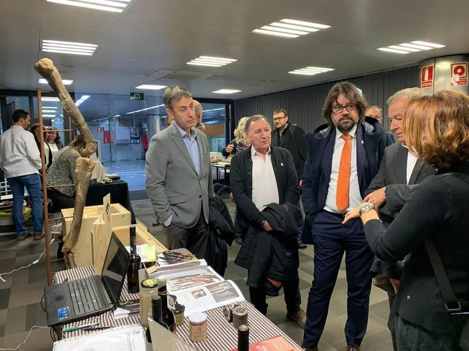 Pla general de la mostra del Pallars Juss&radic;&dagger; a l'espai Proven&radic;&szlig;a de  FGC de Barcelona. Imatge del 18 de novembre del 2019 durant la inauguraci&radic;&ge;. (horitzontal)