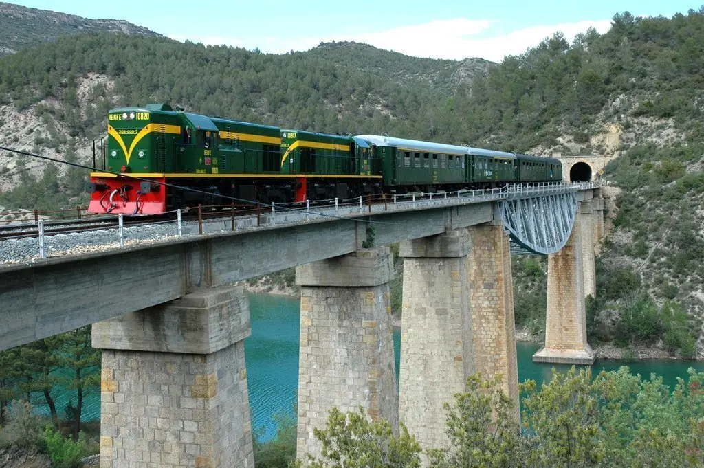 Imatge d'arxiu del Tren dels Llacs hist&ograve;ric, en el trajecte entre Lleida i la Pobla de Segur. (Horitzontal) 