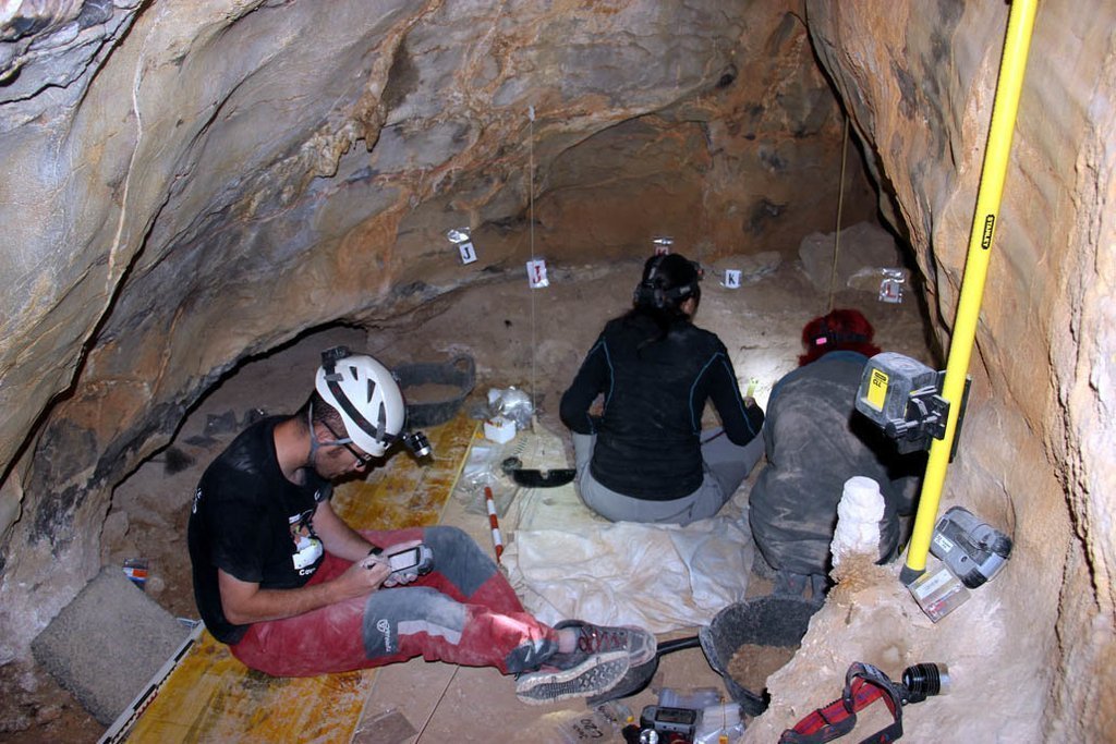 Tres persones excavant a la Cova dels Tritons, al municipi de Senterada, al Pallars Juss√†. (horitzontal)