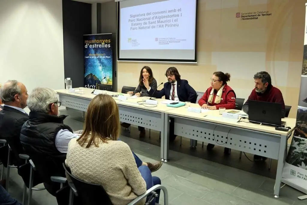 La secret&radic;&dagger;ria de Medi Ambient, Marta Subir&radic;&dagger;, i el president de Ferrocarrils de la Generalitat de Catalunya (FGC) Ricard Font, presentant el conveni a Tremp el 22 de novembre del 2019. (horitzontal)