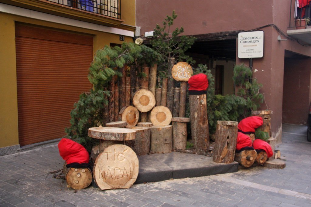 Pla general de part de l'ambientaci√≥ nadalenca del carrer dels Canonges de la Seu d'Urgell, on es veuen diversos tions de Nadal. Imatge del 25 de novembre de 2019 (Horitzontal).