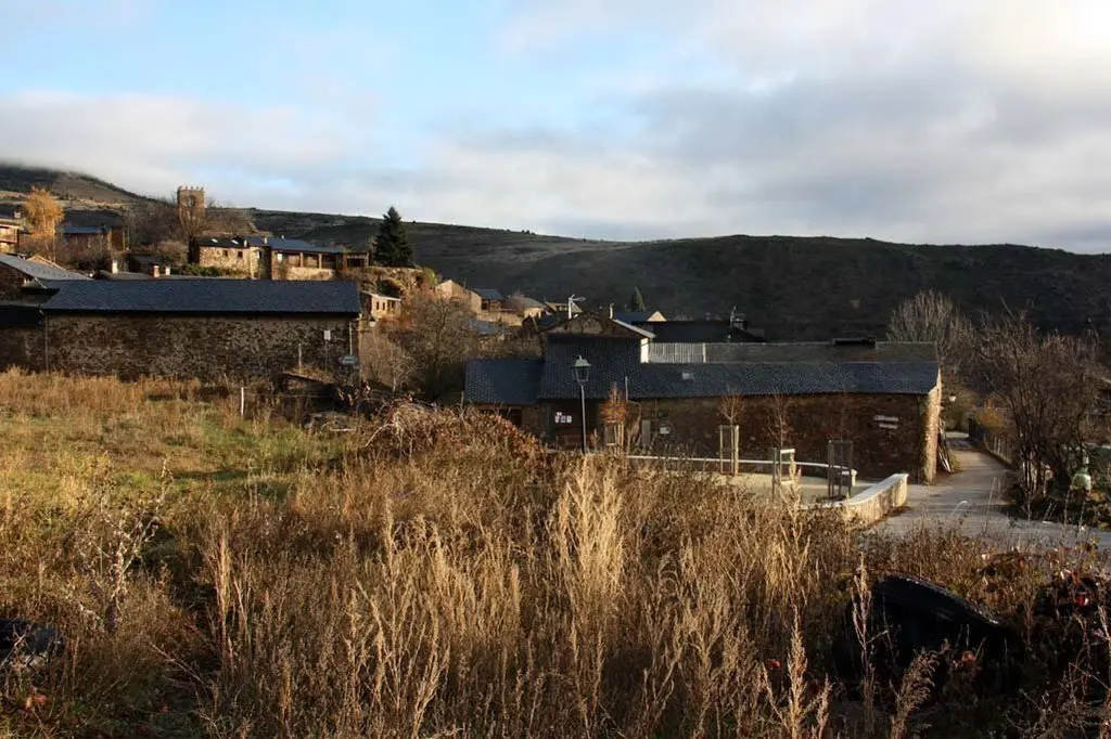 Pla general d'una part dels terrenys qualificats com a s&radic;&le;l urb&radic;&dagger; que estan a l'entrada del nucli d'&radic;&acirc;ller, que pertany a Bellver de Cerdanya. Imatge del 28 de novembre de 2019 (Horitzontal).