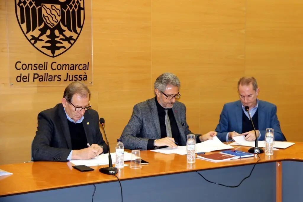  Josep Ma. Mullol, president del Consell Comarcal del Pallars Juss&agrave;. Jos&eacute; Augusto Garc&iacute;a, Consorci de Salut Social de
Catalunya i Ram&oacute;n Sent&iacute;s, Institut Catal&agrave; de la Salut han signat un conveni el 28 de novembre del 2019 al Pallars Juss&agrave;. (horitzontal). 