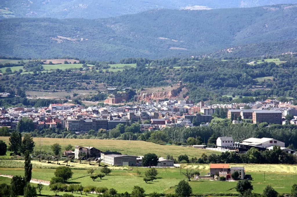 Pla general del municipi de la Seu d'Urgell vist des d'Al&radic;&dagger;s i Cerc. Imatge del 3 de setembre de 2019 (Horitzontal).