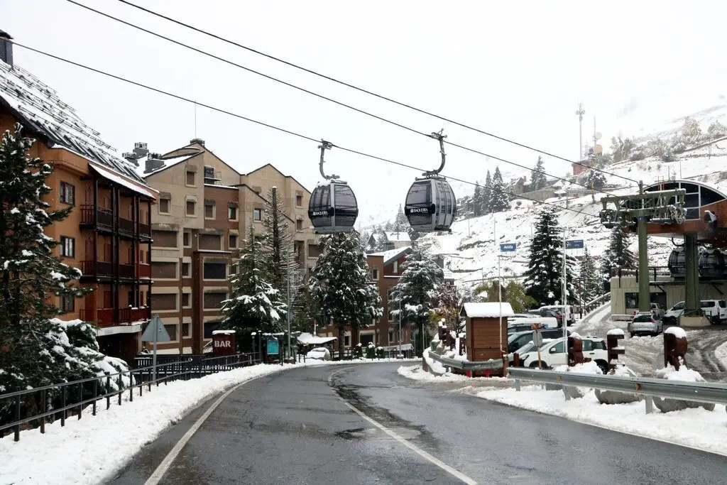 La C-28 al seu pas per Baqueira amb el telef&egrave;ric de l'estaci&oacute; de Baqueira Beret al fons. Imatge del 6 de novembre del 2019. (horitzontal)