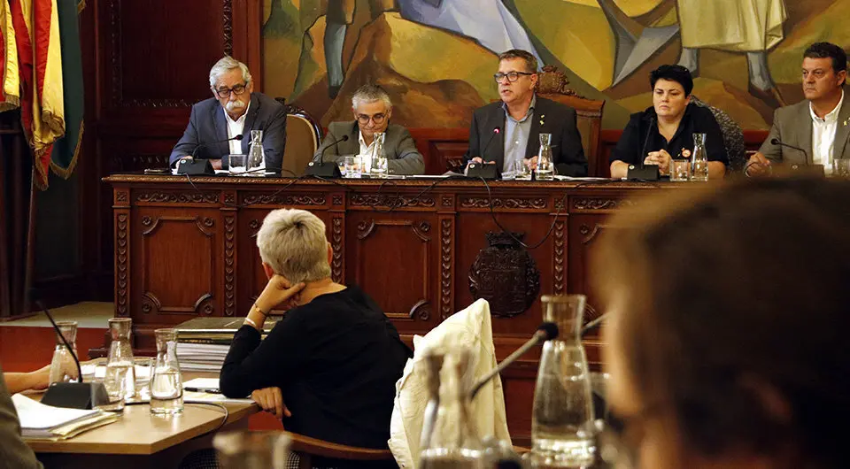 Pla mitj&agrave; on es pot veure un moment del Ple ordinari de la Diputaci&oacute; de Lleida amb la taula del president i vicepresidents al fons, el 24 de setembre de 2019. (Horitzontal)