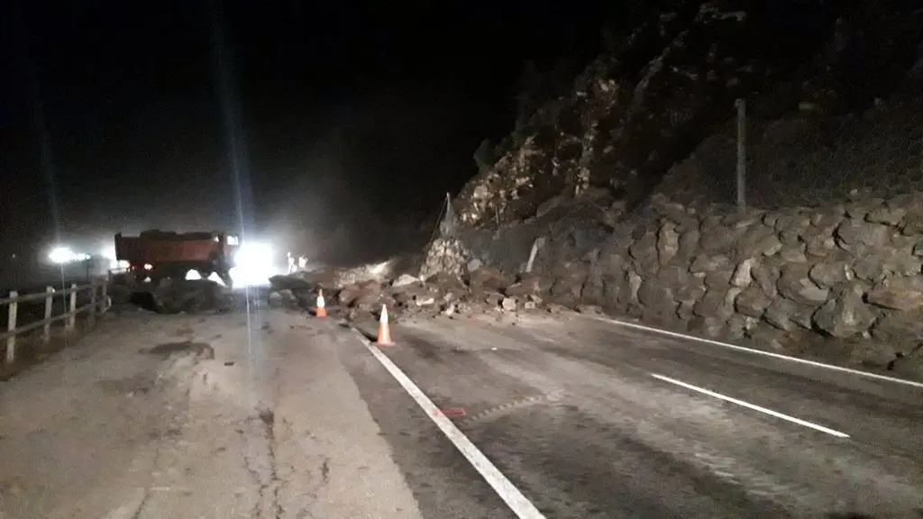 Imatge nocturna de l'esllavissada de roques que talla la C-13 entre Rialp i Llavors&iacute;, el 27 de desembre del 2019 (Horitzontal).