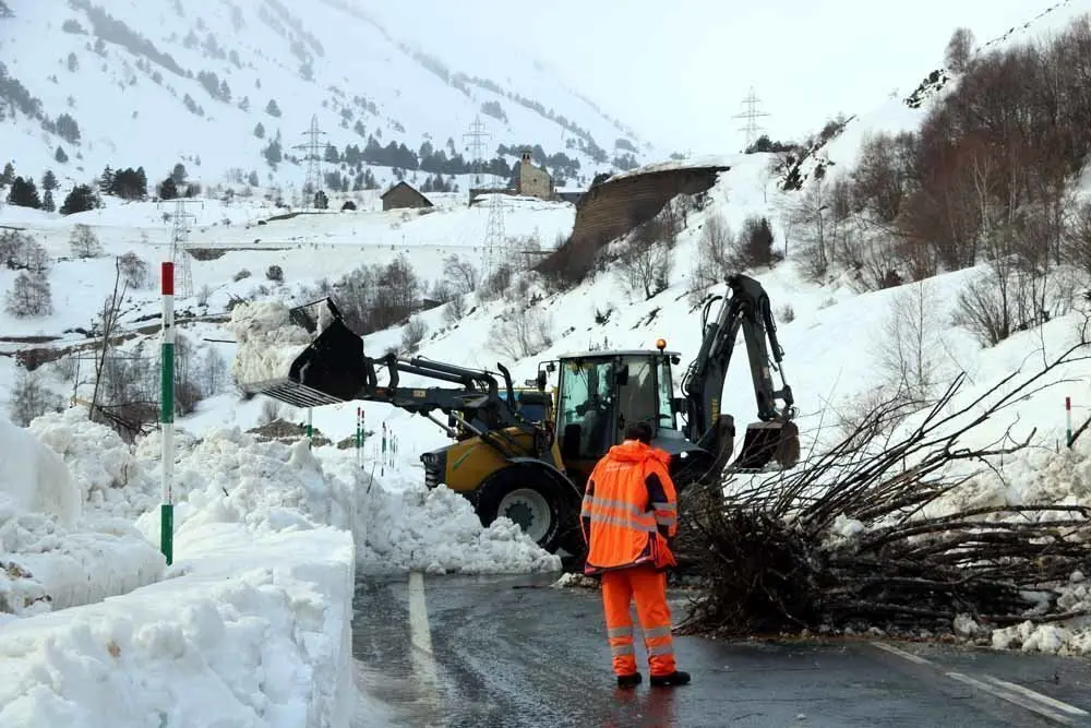 Un operari observa les tasques de retirada de la neu de la carretera que ha arrossegat una allau el 7 de febrer del 2017. (horitzontal)