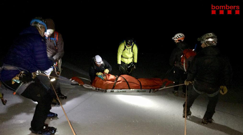 Moment del rescat per part dels Bombers de la Generalitat del ferit greu a Montellà i Martinet després de caure per una glacera. Imatge del 5 de gener del 2020. (Horitzontal)