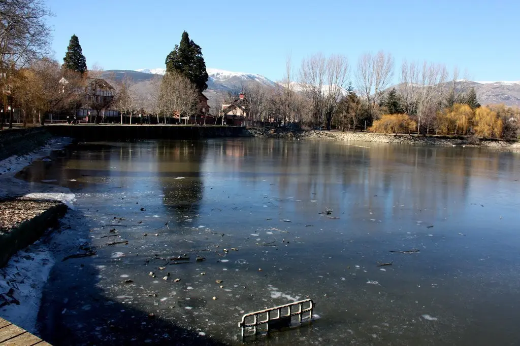 Pla general de l'estany de Puigcerd&agrave; pr&agrave;cticament buit, on Agents Rurals i l'ajuntament de la capital cerdana duran a terme una actuaci&oacute; per extreure esp&egrave;cies invasores i fer una neteja del llac. Imatge del 14 de gener de 2020 (Horitzontal).