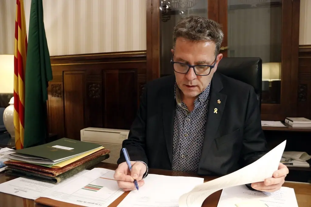 Pla mitj&agrave; on es pot veure al president de la Diputaci&oacute; de Lleida, Joan Talarn, treballant al despatx de la corporaci&oacute;, el 15 de gener de 2020. (Horitzontal)