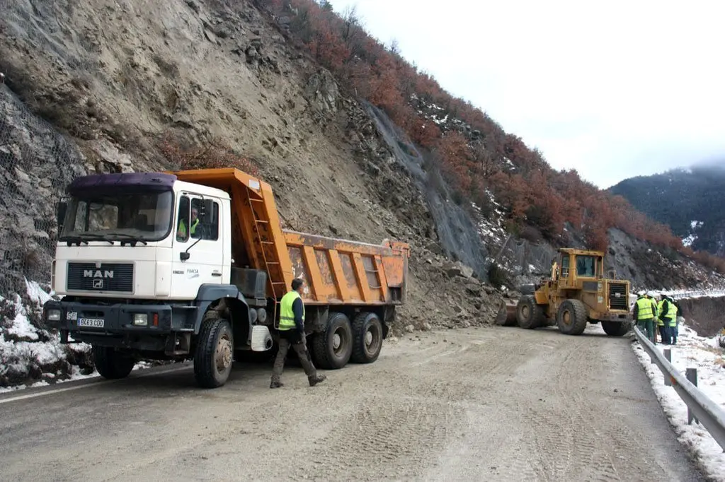 Pla general de l'esllavissada que ha obligat a tallar l'N-260 al Pont de Bar (Alt Urgell) on es veuen m&radic;&dagger;quines, operaris i un cami&radic;&ge;. Imatge del 23 de gener de 2020 (Horitzontal).