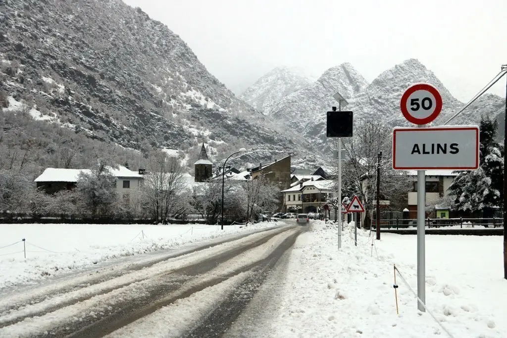 Panor&radic;&dagger;mica de l'entrada al nucli pallar&radic;&reg;s d'Alins amb la carretera plena de neu. Imatge del 23 de gener del 2020. (horitzontal)