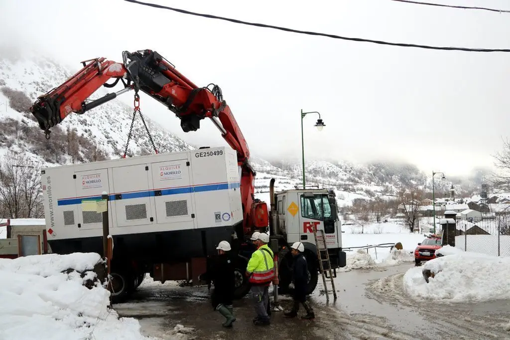 Un cami&radic;&ge; descarregant un grup electrogen a &radic;&Auml;reu, al Pallars Sobir&radic;&dagger;, el 23 de gener del 2020. (horitzontal)