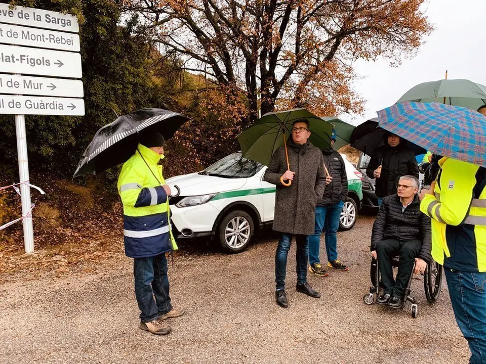 Representants dela Diputaci&radic;&ge; de Lleida i de Sant Esteve de la Sarga, a la LV-9124 on hi ha hagut un nou despreniment causat per les pluges. Imatge del 23 de gener de 2020. (Horitzontal)
