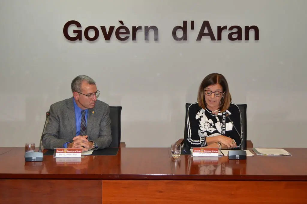 La vicepresidenta i presidenta en funcions de la Corporaci&radic;&ge; Catalana de Mitjans Audiovisuals (CCMA), N&radic;&int;ria Llorach, al costat del s&radic;&ne;ndic d'Aran, Franc&radic;&copy;s X. Boya, en un acte al Conselh Generau d'Aran el 27 de gener del 2020. Pla mig. (Horitzontal)