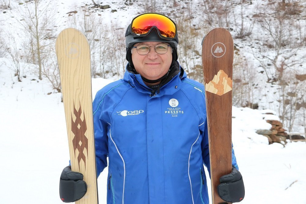 Josep Arisa, a l'estació d'esquí de Tavascan mostrant dos dels esquís que ha fet amb fusta i de manera totalment artesana. Imatge del 29 de gener del 2020. (horitzontal)